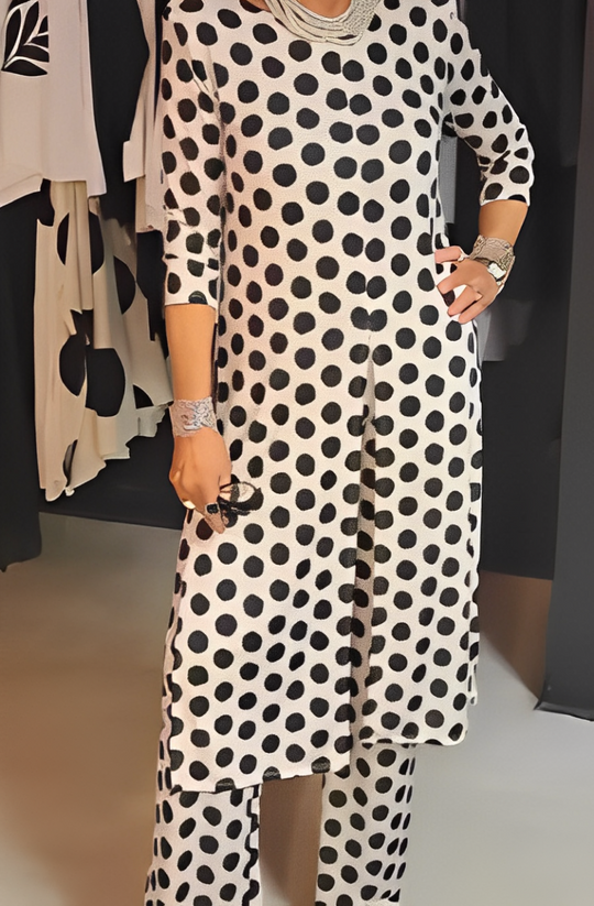 Greta | Gepunktetes Ensemble mit femininer Ausstrahlung