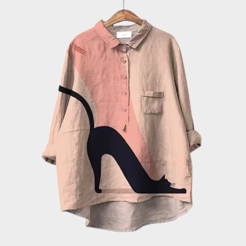 Gretel | Verspielte Bluse mit Katzenmotiv und Wohlfühlpassform