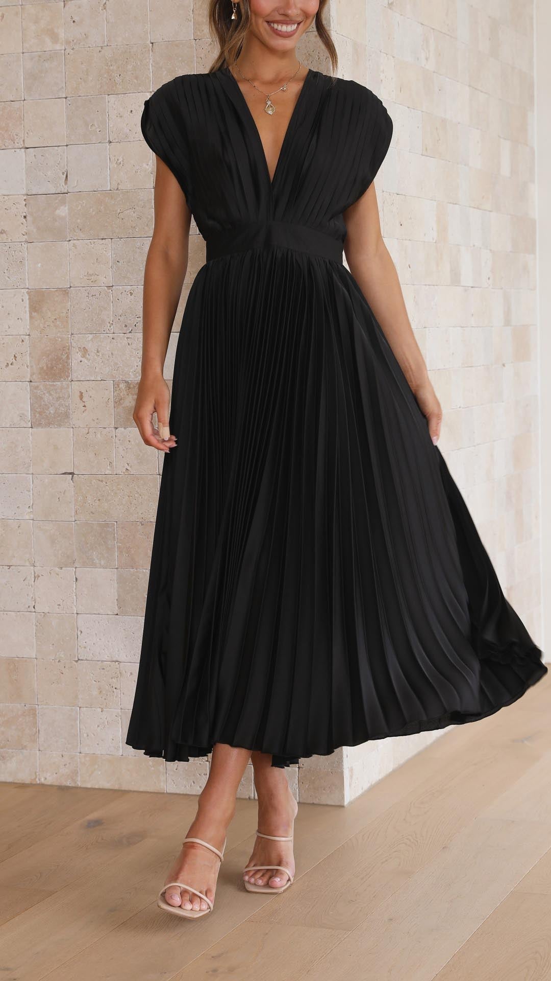 Renate | Elegantes Kleid mit fließendem Rock und V-Ausschnitt