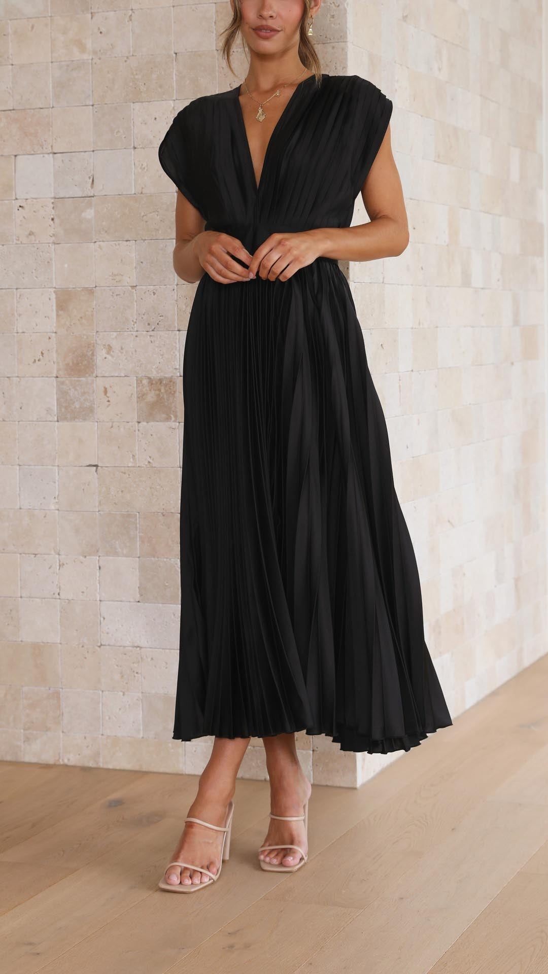 Renate | Elegantes Kleid mit fließendem Rock und V-Ausschnitt