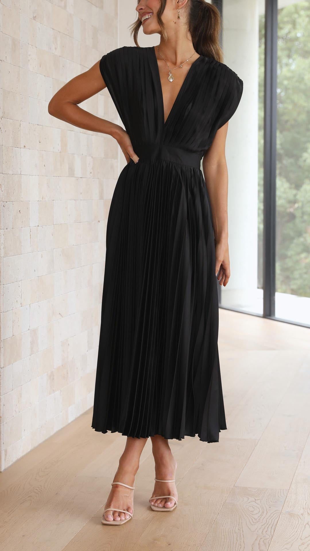 Renate | Elegantes Kleid mit fließendem Rock und V-Ausschnitt