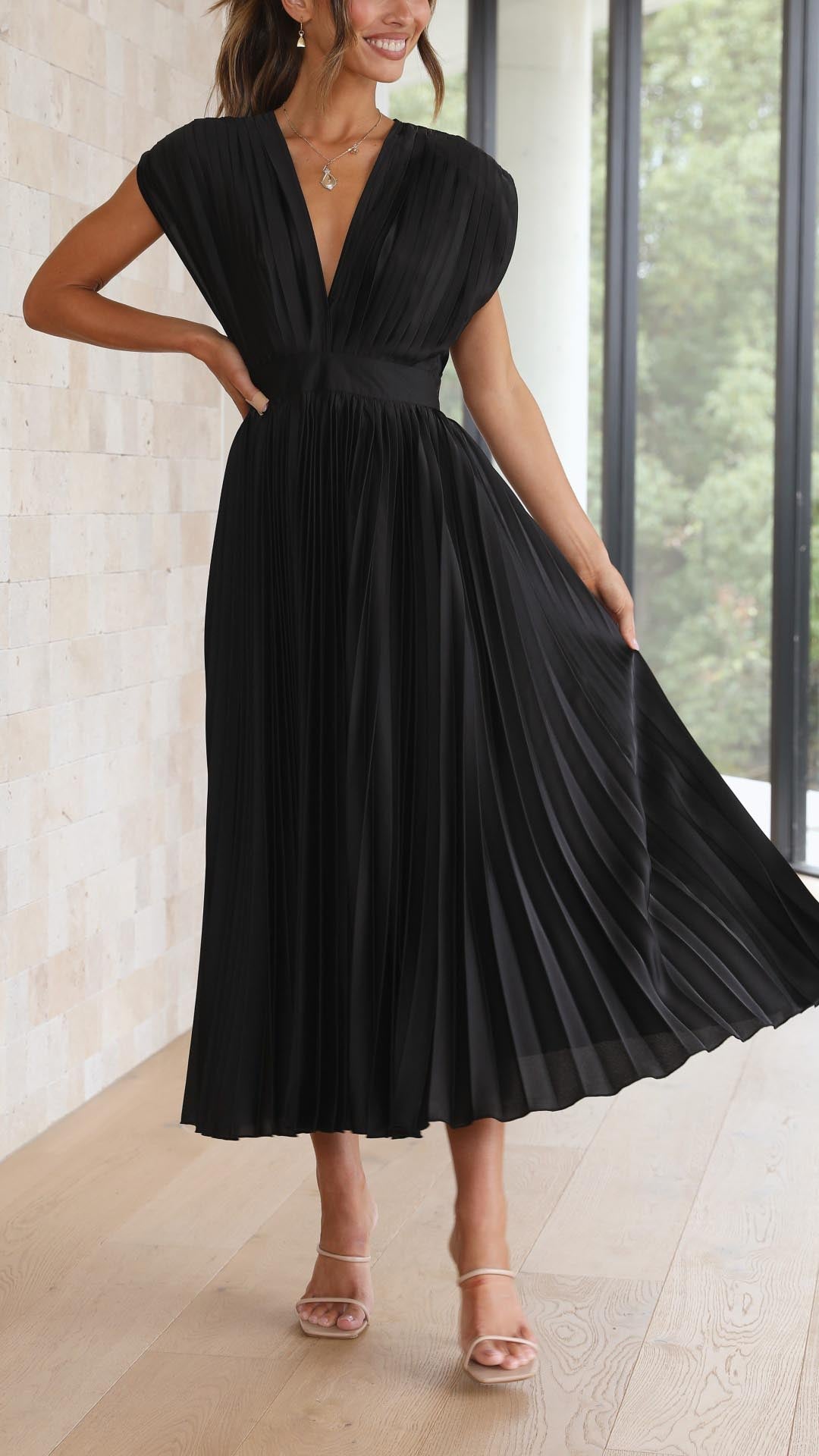 Renate | Elegantes Kleid mit fließendem Rock und V-Ausschnitt