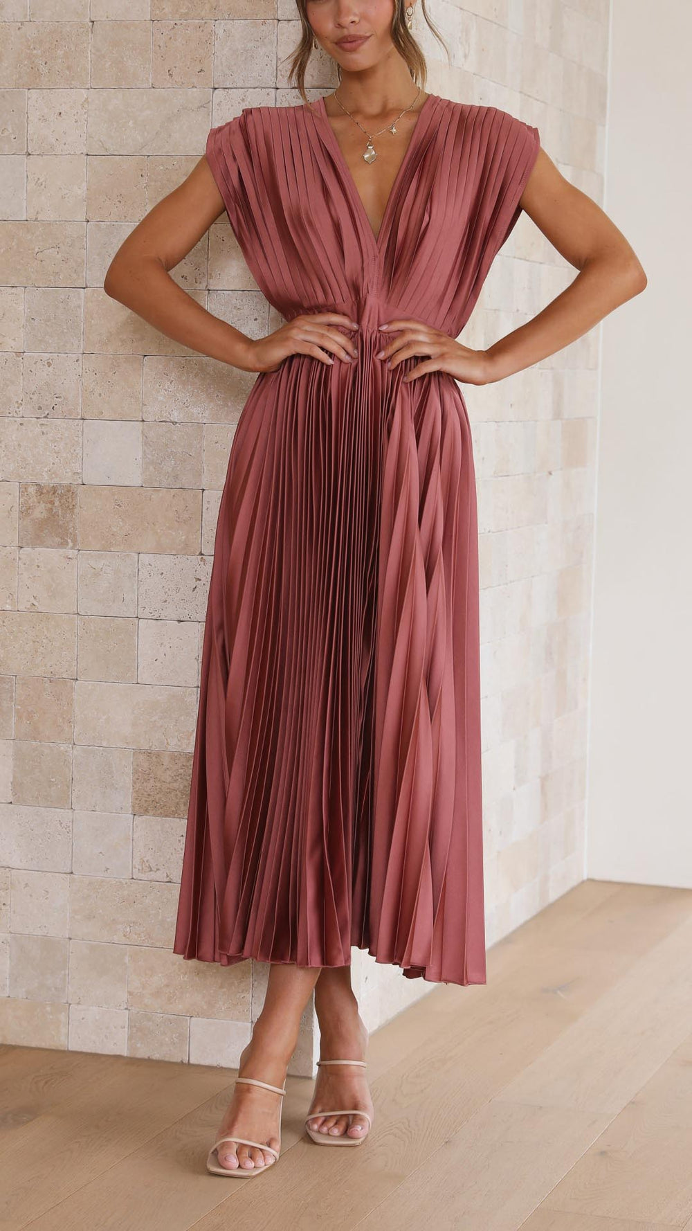 Renate | Elegantes Kleid mit fließendem Rock und V-Ausschnitt