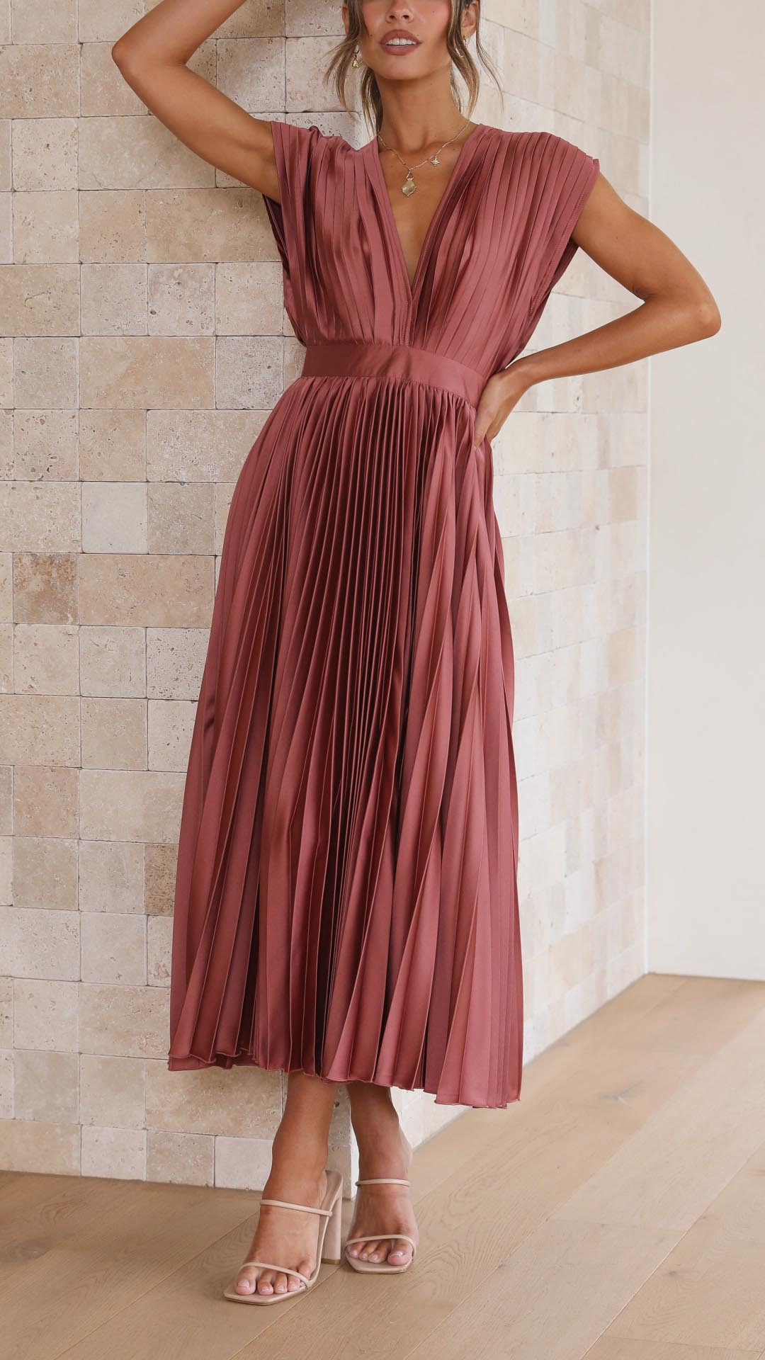 Renate | Elegantes Kleid mit fließendem Rock und V-Ausschnitt