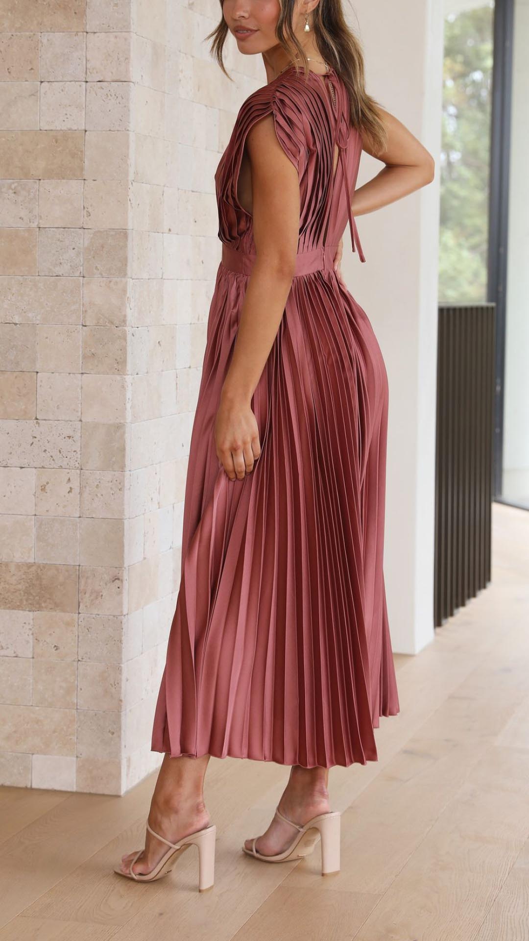 Renate | Elegantes Kleid mit fließendem Rock und V-Ausschnitt