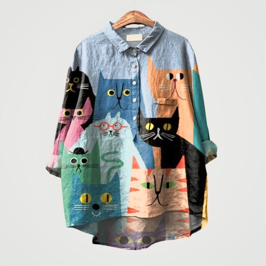 Gretel | Verspielte Bluse mit Katzenmotiv und Wohlfühlpassform
