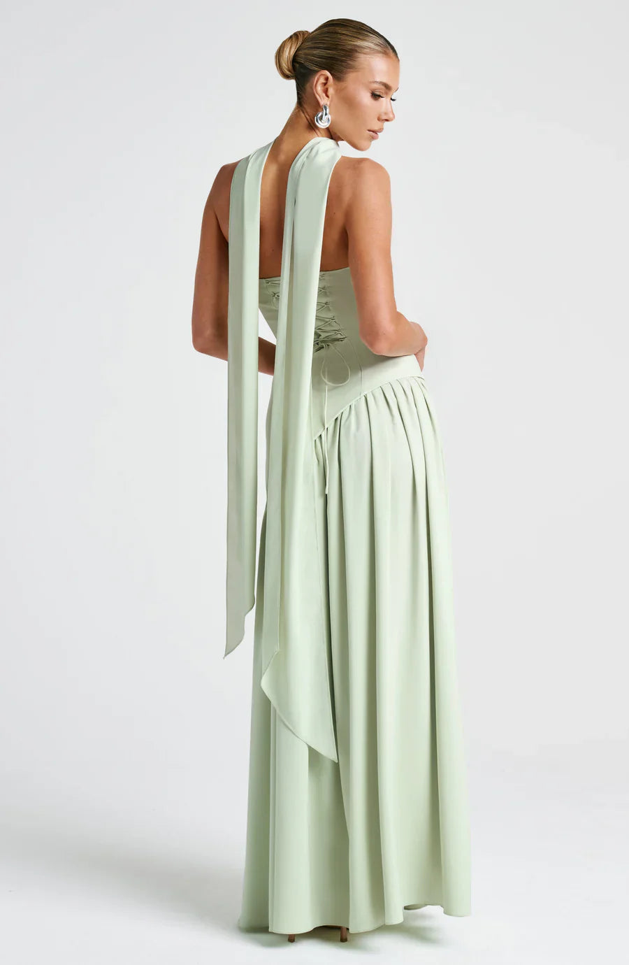 Marika | Langes Sommerkleid mit floralem Muster und tiefem Rückenausschnitt