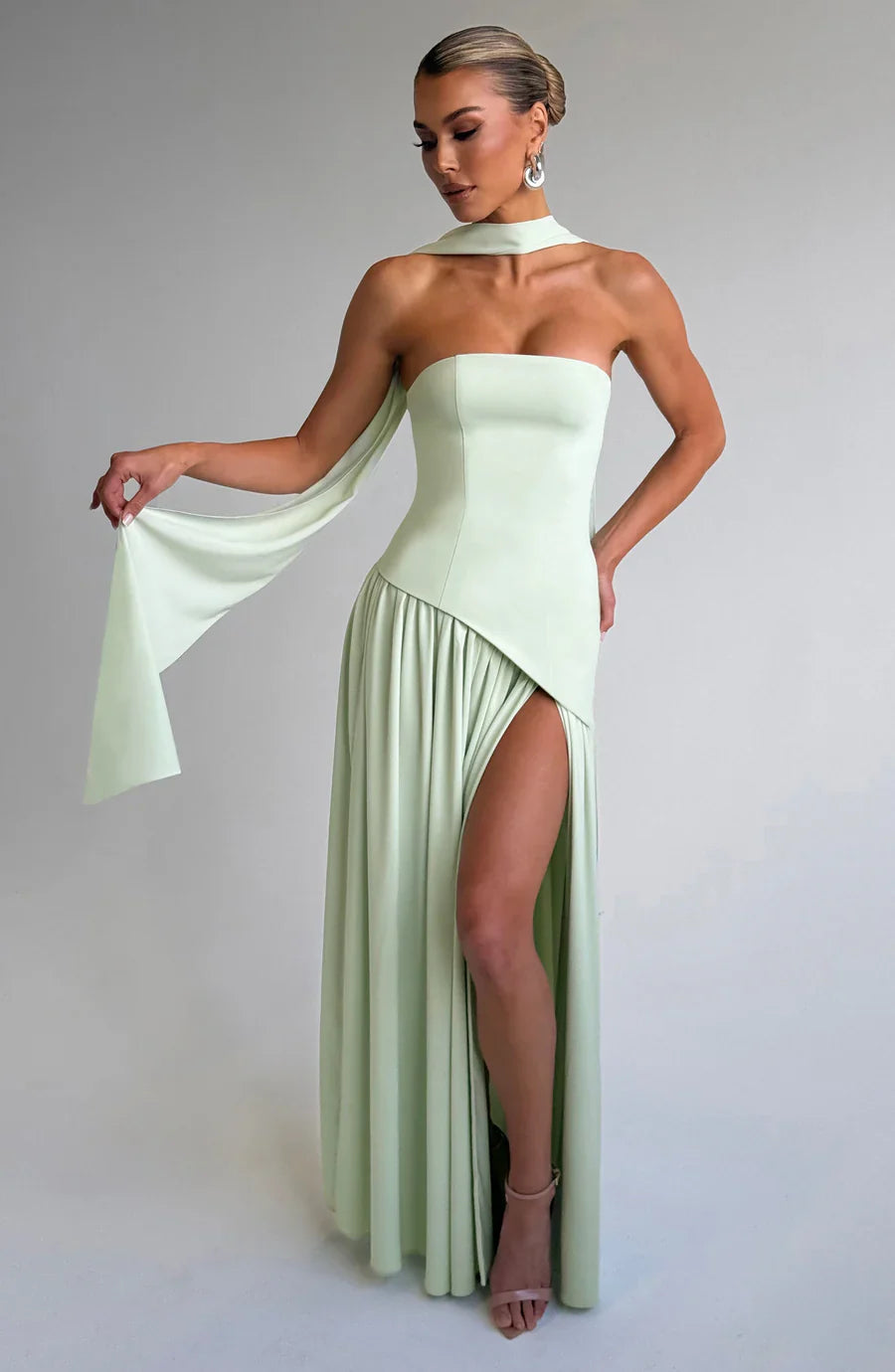 Marika | Langes Sommerkleid mit floralem Muster und tiefem Rückenausschnitt