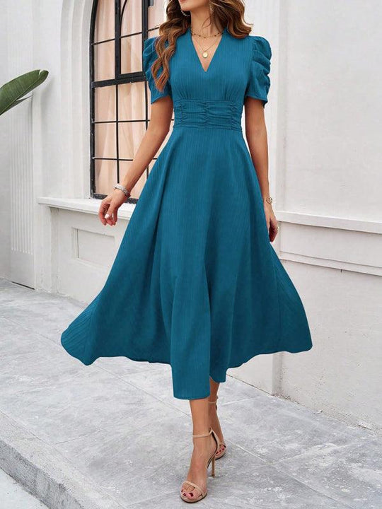 Andrea | Elegantes Midikleid mit femininer V-Halslinie