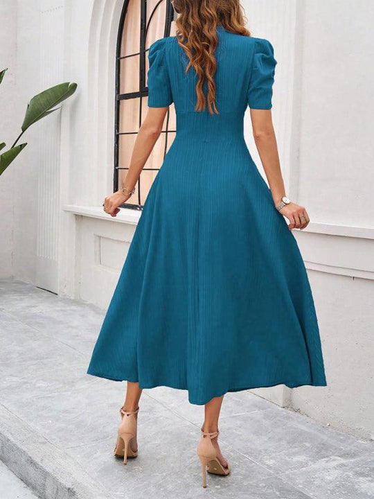Andrea | Elegantes Midikleid mit femininer V-Halslinie