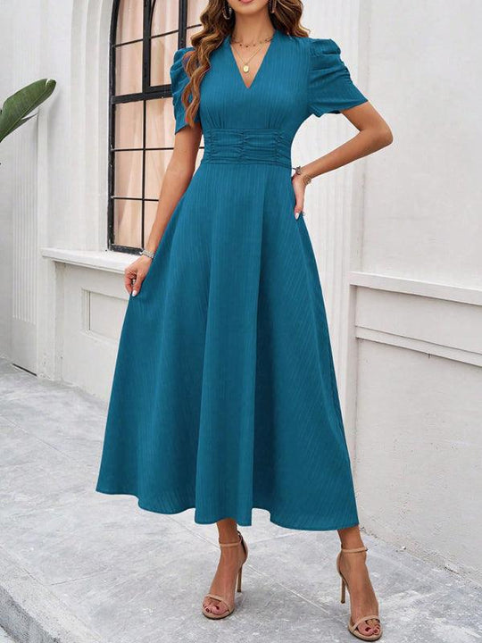 Andrea | Elegantes Midikleid mit femininer V-Halslinie