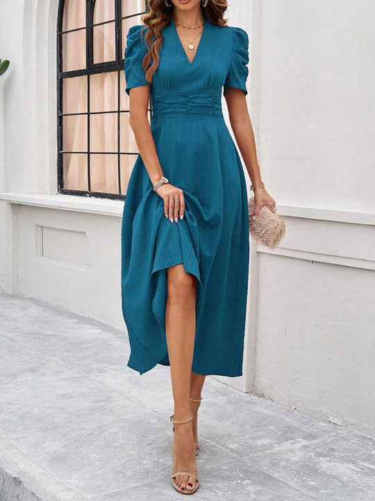 Andrea | Elegantes Midikleid mit femininer V-Halslinie