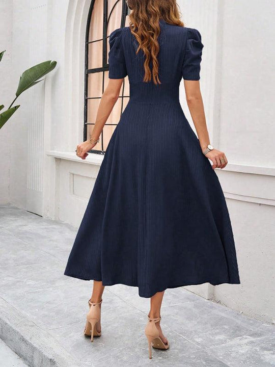 Andrea | Elegantes Midikleid mit femininer V-Halslinie