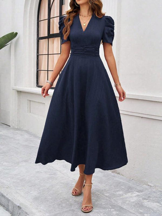 Andrea | Elegantes Midikleid mit femininer V-Halslinie