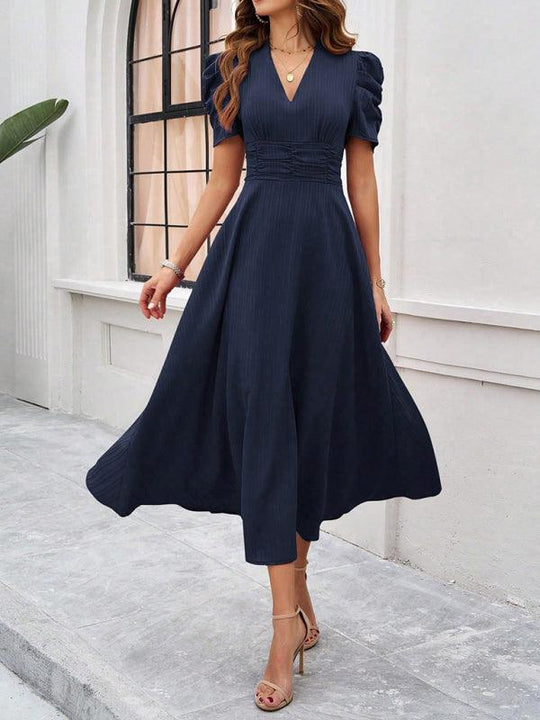 Andrea | Elegantes Midikleid mit femininer V-Halslinie