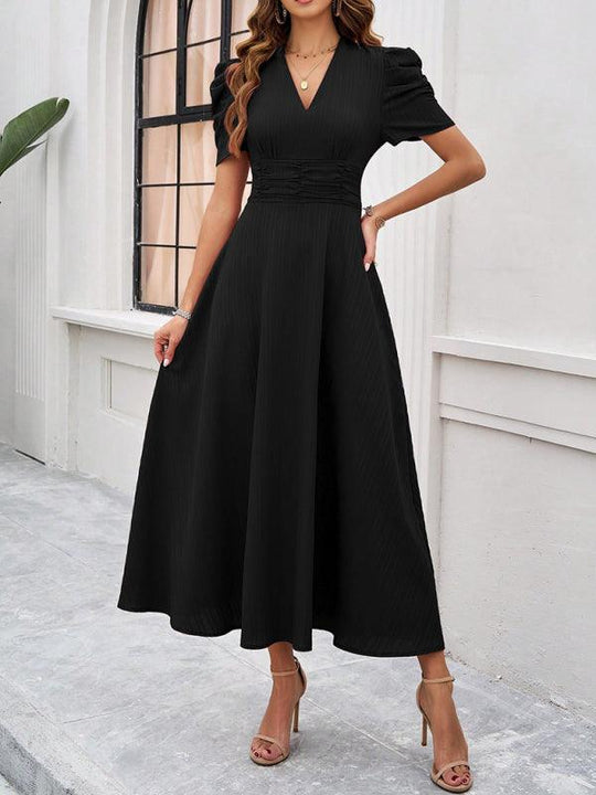 Andrea | Elegantes Midikleid mit femininer V-Halslinie