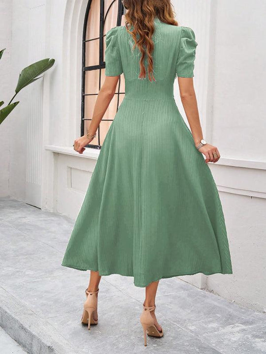 Andrea | Elegantes Midikleid mit femininer V-Halslinie