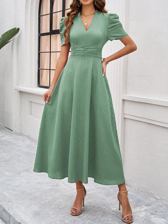 Andrea | Elegantes Midikleid mit femininer V-Halslinie