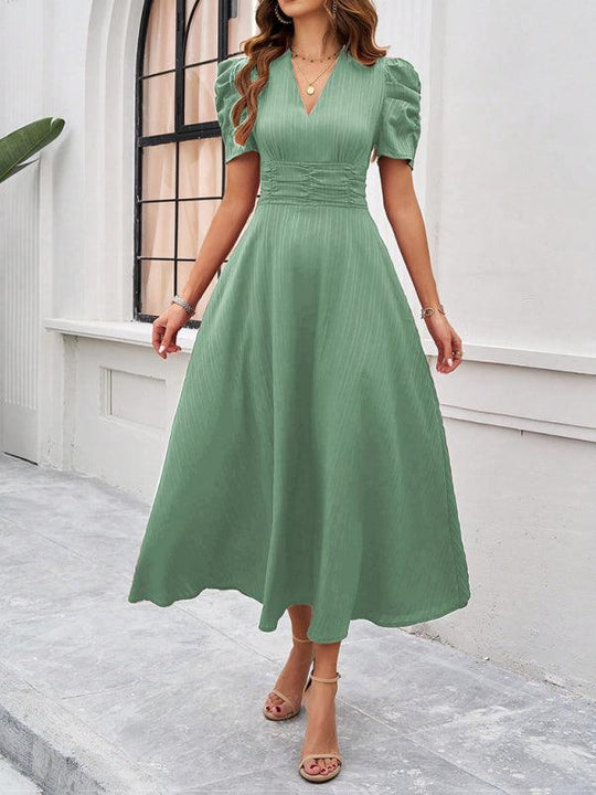 Andrea | Elegantes Midikleid mit femininer V-Halslinie